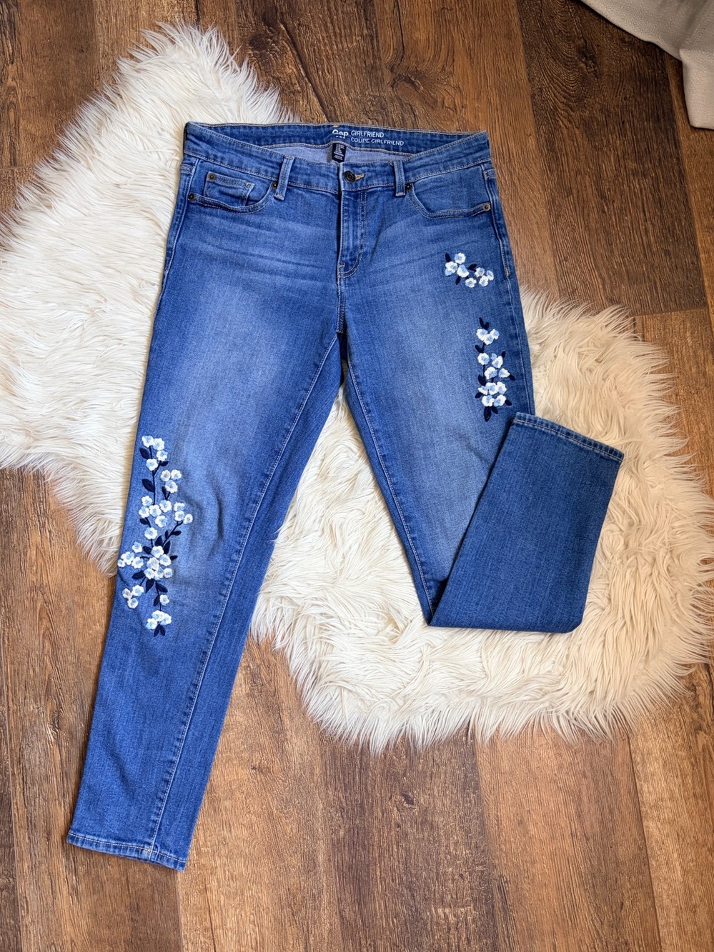 GAP Girlfriend Jeans in Light Blue Denim Floral Embroidered Design - Picture 3 of 9